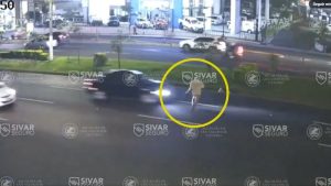 Momento exacto cuando el peatón sería impactado por el vehículo. Foto EDH / Cortesía.