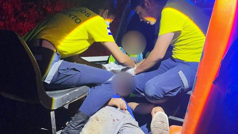 Socorristas auxiliaron a la persona lesionada con un machere. Foto EDH / Cortesía Comandos de Salvamento.