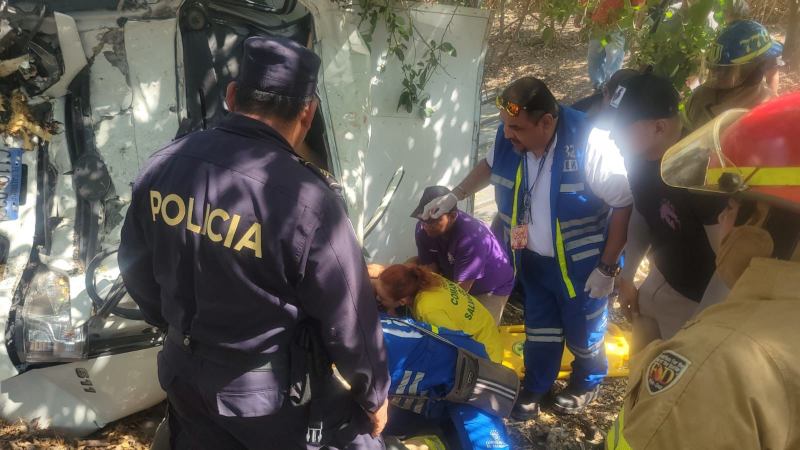 Equipos realizan labores de rescate a otro hombre y recuperación de dos cadáveres. Foto EDH / Cortesía Comandos de Salvamento.