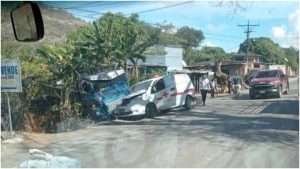 El accidente movilizó a otros cuerpos de socorro. Foto / Cortesía
