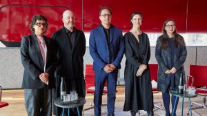 Amanda de la Garza y Manuel Segade, sub-directora y director del museo; el salvadoreño Mario Cader-Frech; Julia Morandeira Arrizabalaga, directora de Estudio del museo; y Carolina González Castro, directora de la Fundación Museo Reina Sofia.
