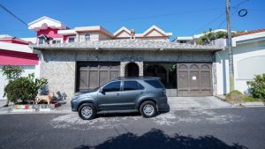 Una vivienda ubicada en una residencial de Santa Tecla, fue intervenida y hallaron grandes cantidades de dinero. Foto EDH / Cortesía FGR.