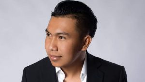 Carlos es de origen guatemalteco y nacionalizado mexicano. Sus temas buscan llegar al corazón de los salvadoreños.