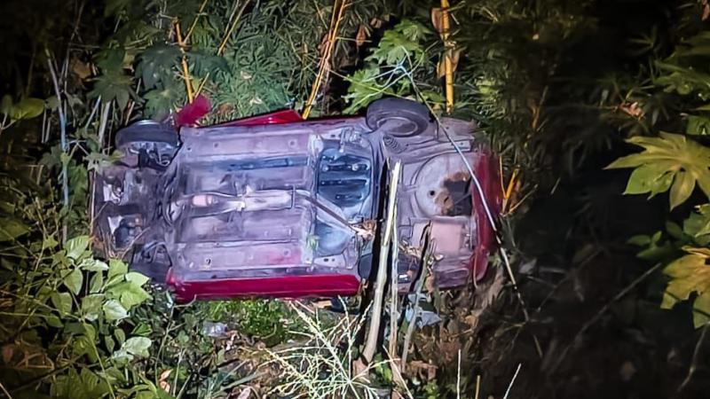 Así quedó el vehículo tras caer al precipicio. Foto / Cortesía Cruz Verde