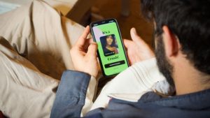 En cuanto a las aplicaciones de citas, estas generan un espacio donde los usuarios pueden verse más vulnerables que en otras plataformas.