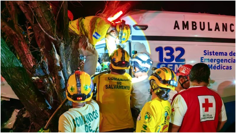 Momento en que socorristas liberan a una persona atrapada en el vehículo de emergencias. Foto / Comandos de Salvamento
