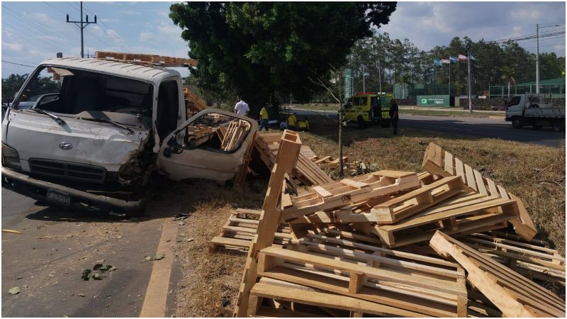 Las tarimas salieron volando hasta quedar en el arriate central. Foto / Comandos de Salvamento