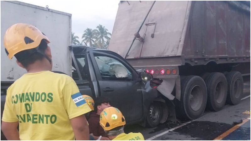 Un joven fue atendido por los socorristas. Foto / Comandos de Salvamento