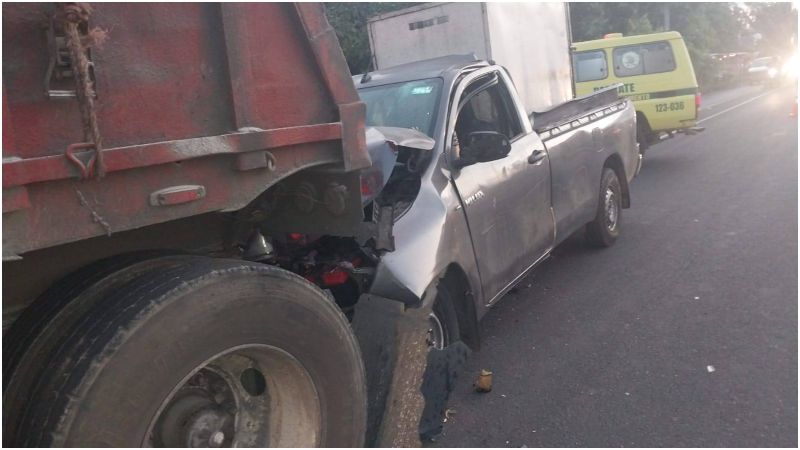 Así quedó el pick up tras el choque. Foto / Comandos de Salvamento