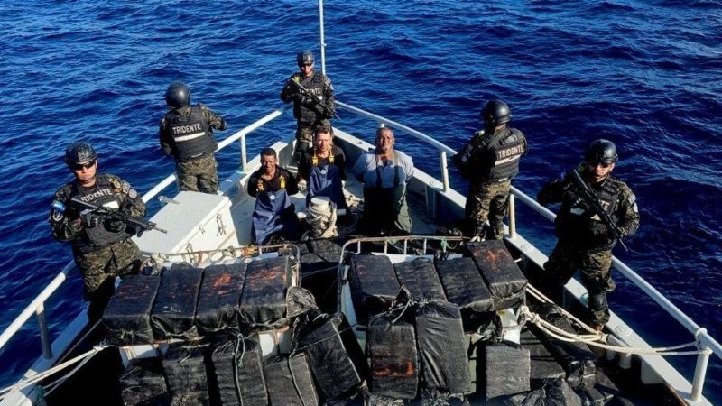 Tres hombres capturados en la operación antidroga ejecutada por la Marina Nacional. Foto: X/@nayibbukele