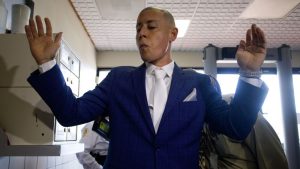 El cantante urbano puertorriqueño José Fernando Cosculluela Suárez llega a un tribunal este miércoles, en Humacao (Puerto Rico).