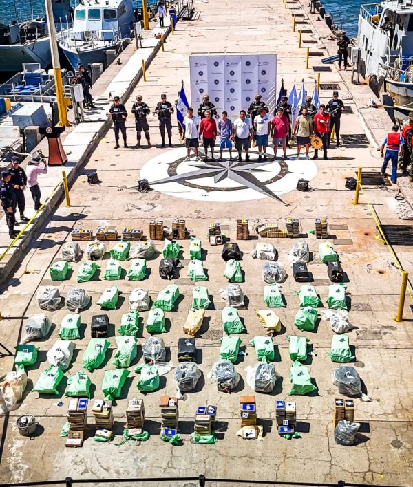 Presentación de los ocho hombres capturados en aguas internacionales trasladando cocaína en un barco. Foto: @merino_monroy