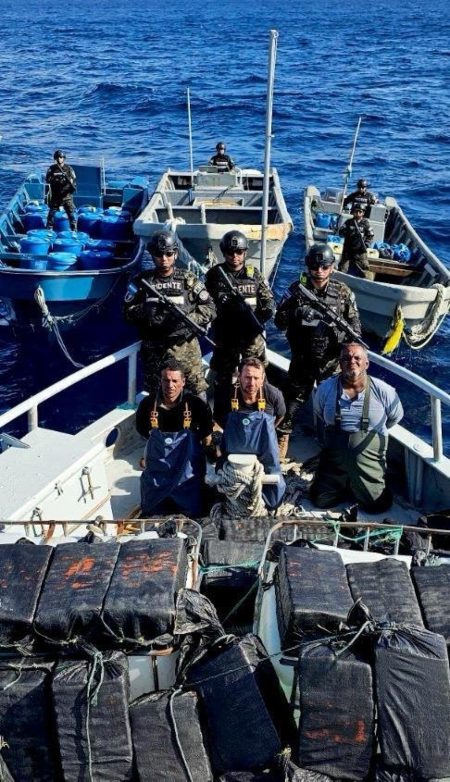 1.7 toneladas de cocaína estaban guardadas en la nave. Foto: @nayibbukele