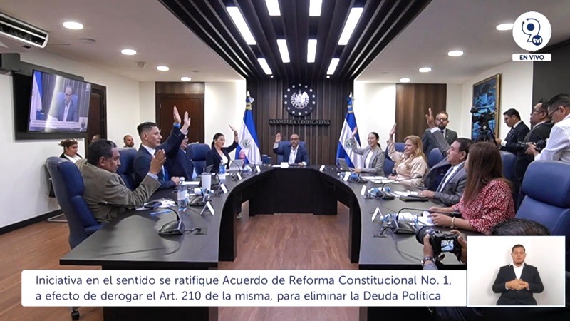 Con ocho votos de Nuevas Ideas, PCN y PDC se aprobó el dictamen para que se ratifique la reforma a la Constitución de la República para derogar el artículo 210 que contiene la deuda política a los partidos. Imagen Cortesía