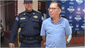 Eugenio Chicas siendo trasladado hacia una delegación policial. Foto / Cortesía FGR