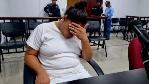 Flor Arely Molina fue capturada la tarde del día en que el niño murió y habría admitido el crimen. Foto: FGR