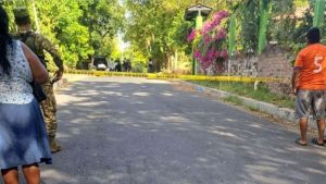 El cuerpo sin vida de Yessenia Miranda de 42 años, fue retirado de la escena. Foto EDH / Cortesía.