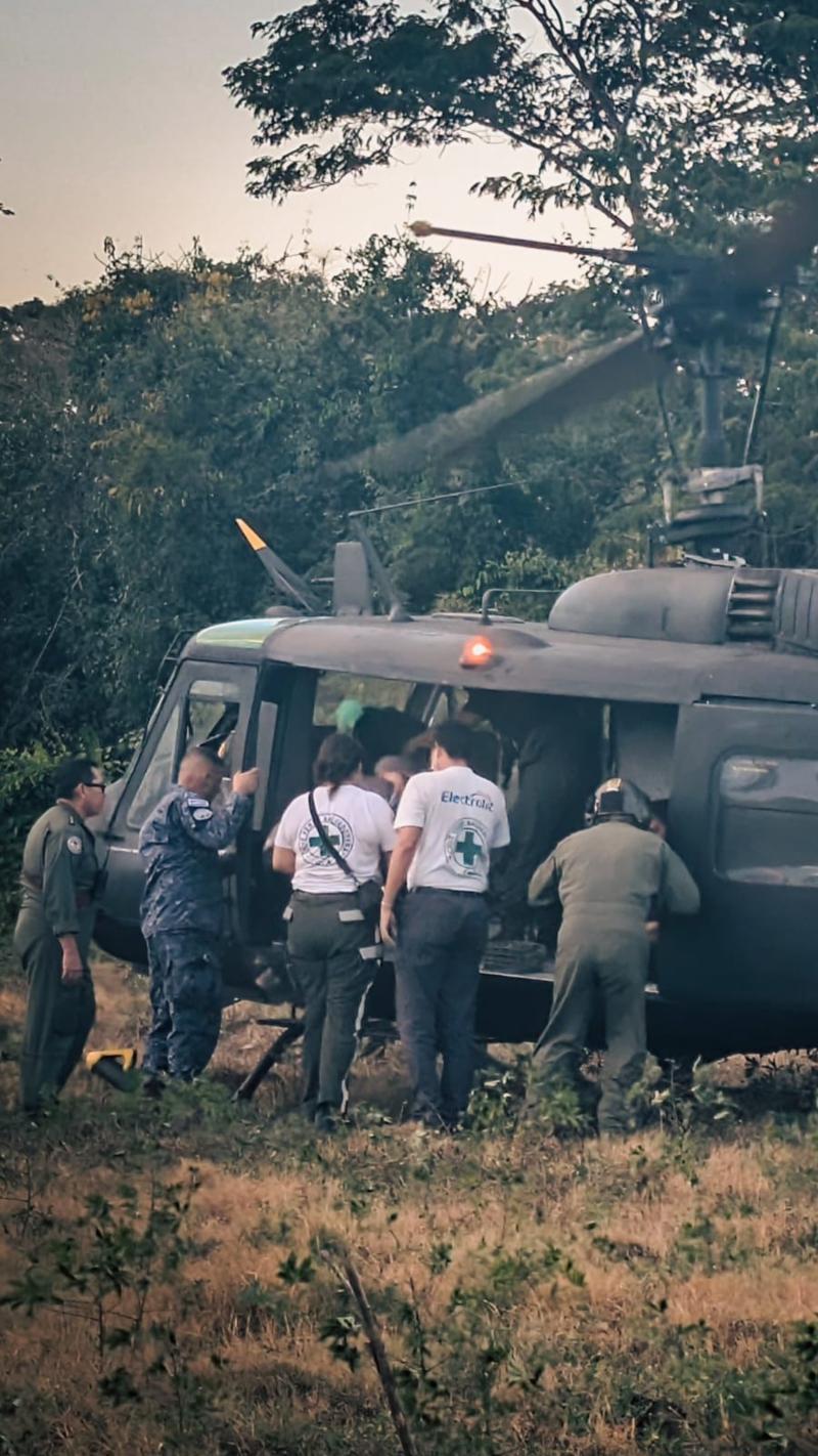Elementos de Cruz Verde Lourdes se movilizaron para brindar asistencia a los lesionados, mientras que la Fuerza Armada realizó el traslado de los cuatro tripulantes en otro helicóptero. / 