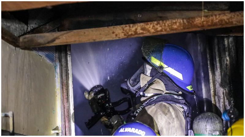 Los equipos de respuesta trabajaron junto a vecinos que se unieron en la liquidación del incendio. Foto / Cortesía Bomberos