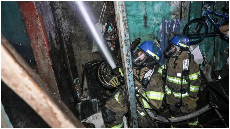 En la vivienda se almacenaba madera ya que funcionaba una carpintería. Foto / Cortesía Bomberos