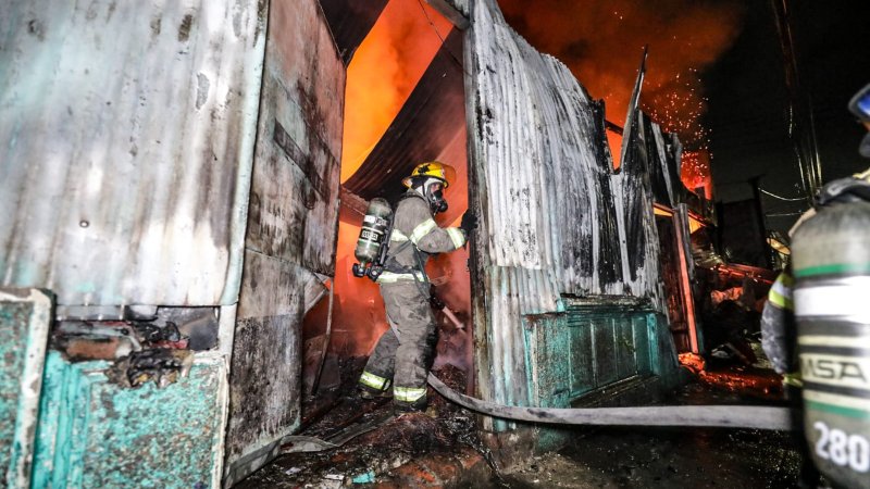 Bomberos echaron agua en lugares estratégicos para sofocar las llamas. Foto EDH / Cortesía Cuerpo de Bomberos.