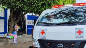 Los socorristas atendieron a los alumnos que presentaban los síntomas. Foto / Cortesía Cruz Roja