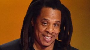 Jay-Z asegura que la demanda por violación de una menor de edad le generó pérdidas.