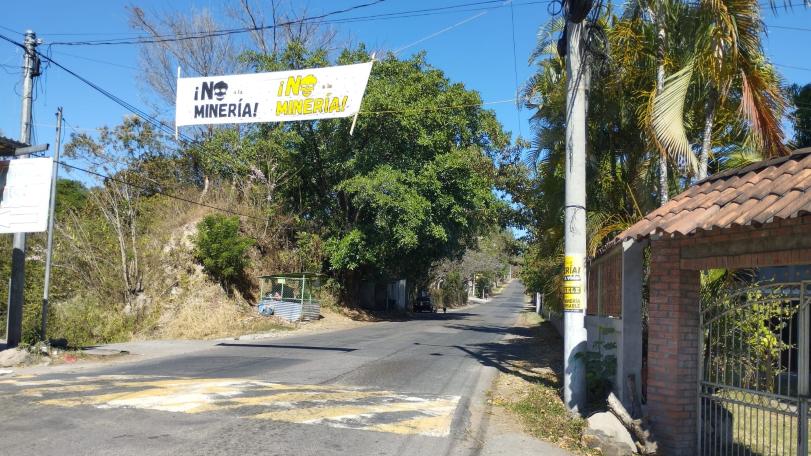 La pega de panfletos y colocación de pancartas llegó este martes hasta Morazán. / 