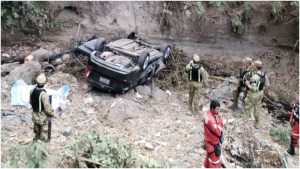 El vehículo se precipitó y volcó. Se reportó un fallecido. Foto / Cortesía Comandos de Salvamento