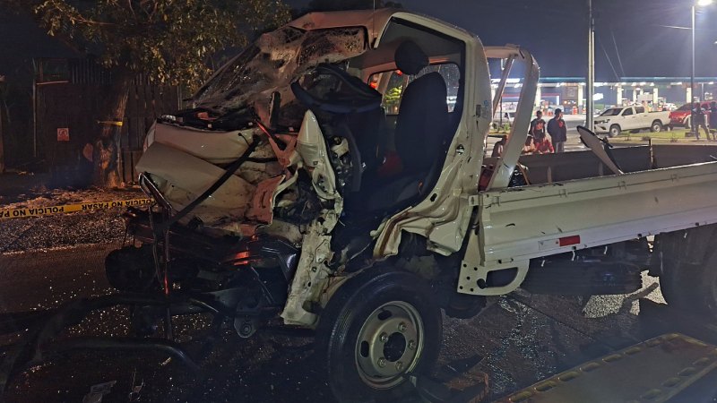 Así quedó el camión. Foto / Comandos de Salvamento