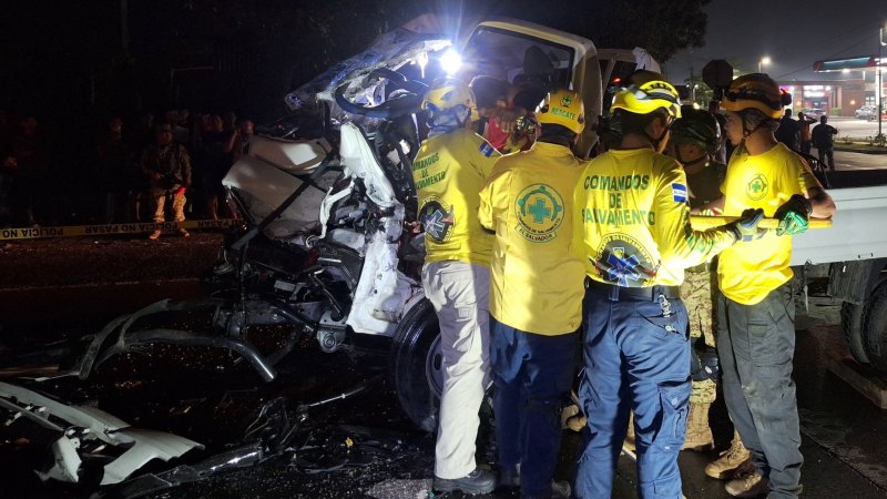 Momento en que recuperan el cadáver. Foto / Comandos de Salvamento