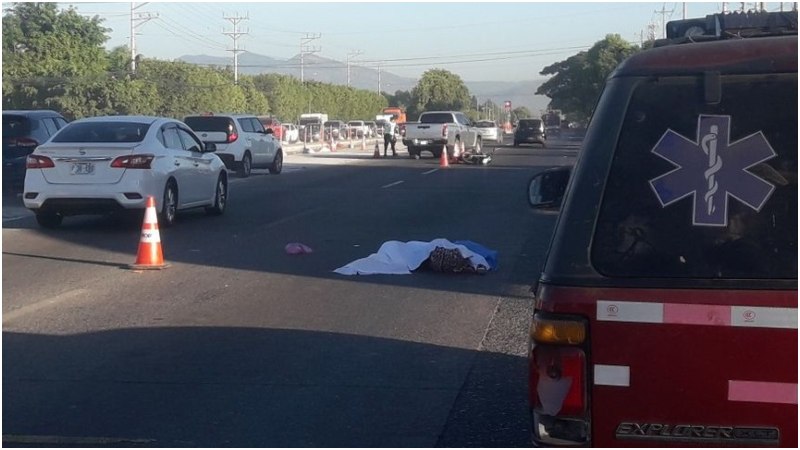 Parte de un carril fue cerrado mientras procesaban la escena. Foto / Cuerpo de Reacción Inmediata