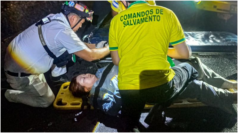 Momento en que la joven fue atendida por socorristas. Foto / Comandos de Salvamento