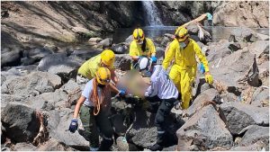 El cuerpo se encontraba en una poza del río El Sauce. Foto: Cruz Verde