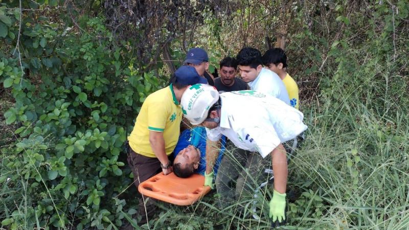 Momento en que víctima es sacada de un terreno de difícil acceso. Foto / Cortesía Comandos de Salvamento