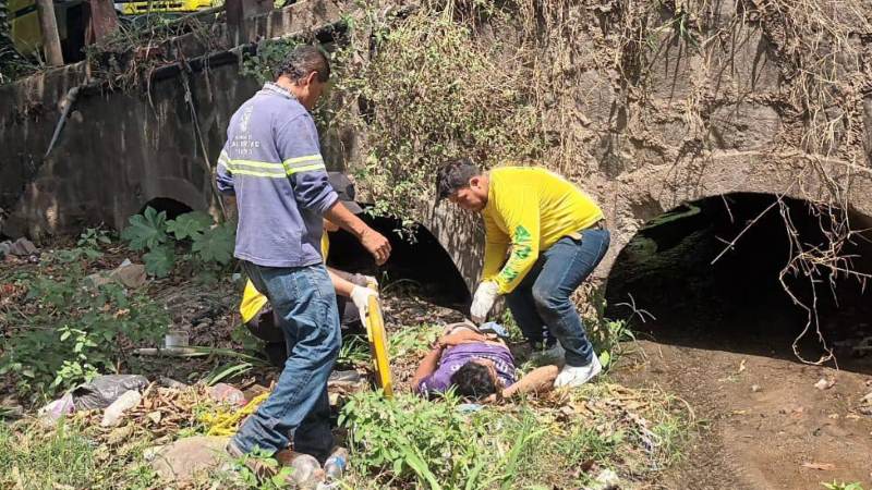 Un hombre fue rescatado tras caída en Ciudad Arce. Foto / Cortesía Comandos de Salvamento