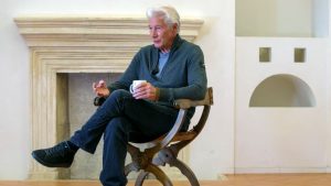 Richard Gere, durante la entrevista que concedió a EFE antes de comparecer ante los medios en el Palacio de Carlos V de la Alhambra de Granada, donde este sábado recibirá el Goya Internacional del cine español.