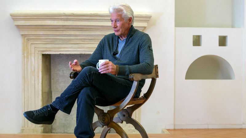 Richard Gere, durante la entrevista que concedió a EFE antes de comparecer ante los medios en el Palacio de Carlos V de la Alhambra de Granada, donde este sábado recibirá el Goya Internacional del cine español. / 