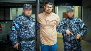 El sospechoso huyó a El Salvador en 2023 en donde fue arrestado por la alerta emitida desde INTERPOL.