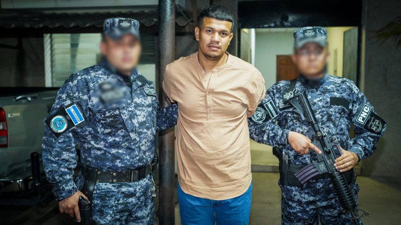 El sospechoso huyó a El Salvador en 2023 en donde fue arrestado por la alerta emitida desde INTERPOL. Foto: FGR