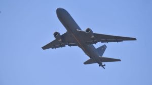 Aviones de todos los tamaños sobrevuelan por Ilopango.