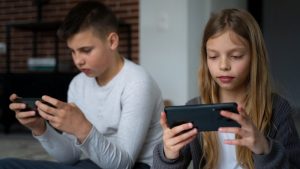 Consejos para padres y madres para reducir la exposición de niños y adolescentes a este tipo de dinámicas,