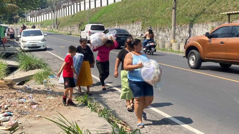 Ahora a los familiares se les exige un kit de trabajo para su familiar que sale a trabajar. Foto EDH/Emerson Del Cid