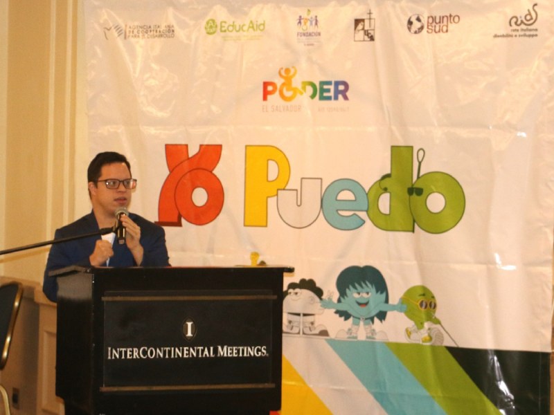Roberto Arturo Reyes Meléndez de 29 años es una persona con síndrome down que es licenciada en ciencias de la educación de la Universidad Pedagógica.