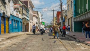 Peatones transitan por la 7a. Avenida Sur en San Salvador. Foto: AMSSC
