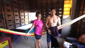 Alfredo Larín Construye casa con cajas de cervezas