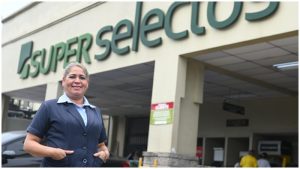 Ana Gloria Ayala colaboradora de Super Selectos