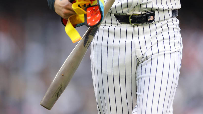 Vista detallada del bate de Jazz Chisholm Jr., número 13 de los Yankees de Nueva York, durante la sexta entrada contra los Cerveceros de Milwaukee en el Yankee Stadium el 30 de marzo de 2025 en la ciudad de Nueva York. Foto: AFP
