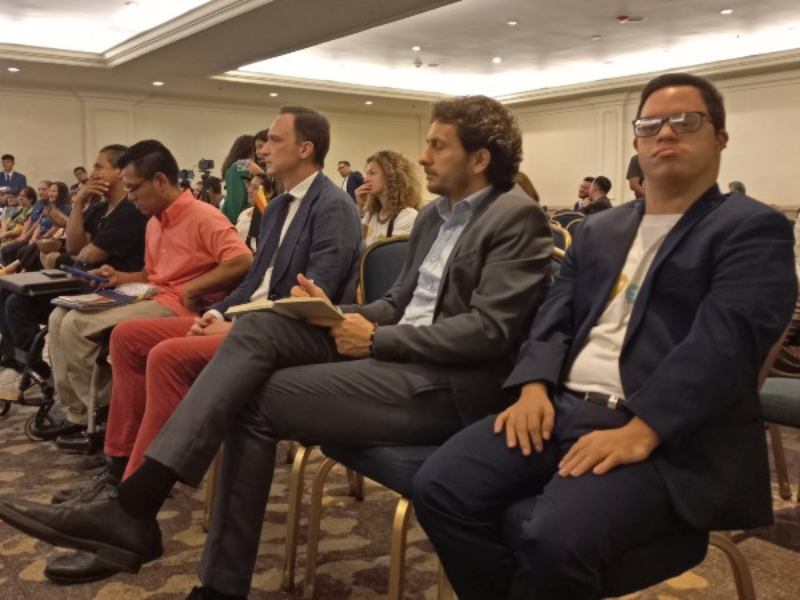 Roberto Arturo Reyes Meléndez de 29 años es una persona con síndrome down que es licenciada en ciencias de la educación de la Universidad Pedagógica.