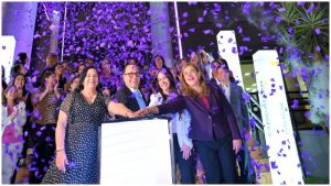 Iluminan torre del Banco Cuscatlán